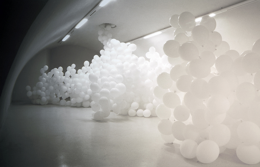 Art, artwork. A work entitled "State of the Air" by Nika Span / Nika Špan. Material: approximately 1,000 m3 air and over 1,000 white balloons. Exhibition space: Kazamat Gallery, Dom HDLU, Osijek, Croatia.